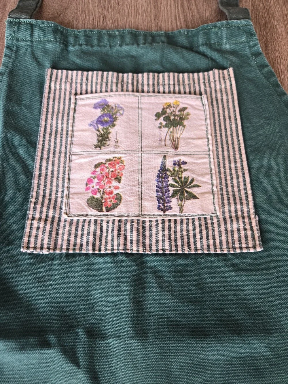 Vintage Cottagecore Green Canvas Gardening Apron with Pockets Floral Botanical
